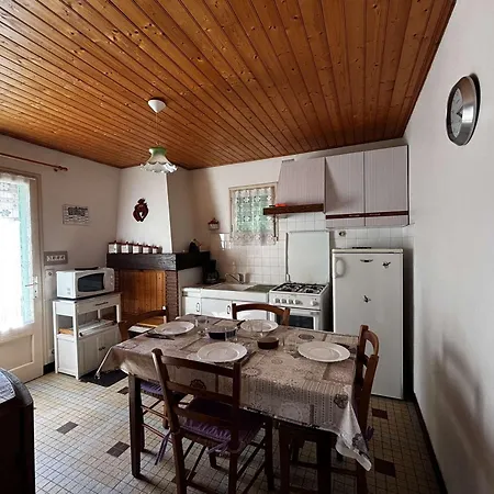 Prázdninový dům Maison De 3 Pieces, 4 Couchages A 1000 M De L'ocean, Cadre Paisible Avec Cour Et Parking - Fr-1-224c-63